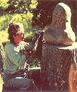 Jacek Müldner-Nieckowski rzeźbi w kamieniu